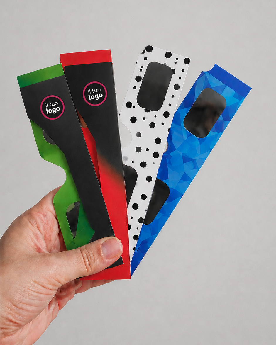 uattro occhiali per eclissi ECLISSAMI personalizzabili con logo, nei colori verde, rosso, bianco a pois e blu, tenuti in mano su sfondo grigio